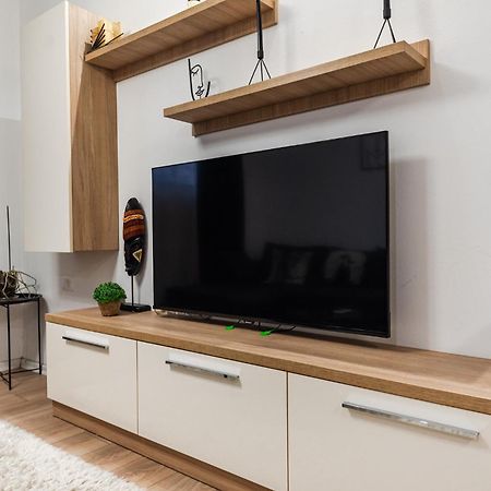 Noir Apartment By Kondo Stays Tirana Eksteriør billede