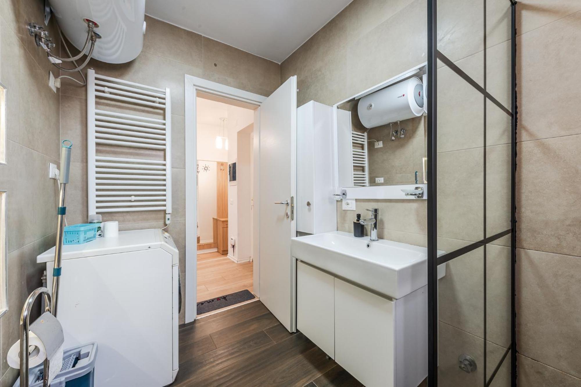 Noir Apartment By Kondo Stays Tirana Eksteriør billede